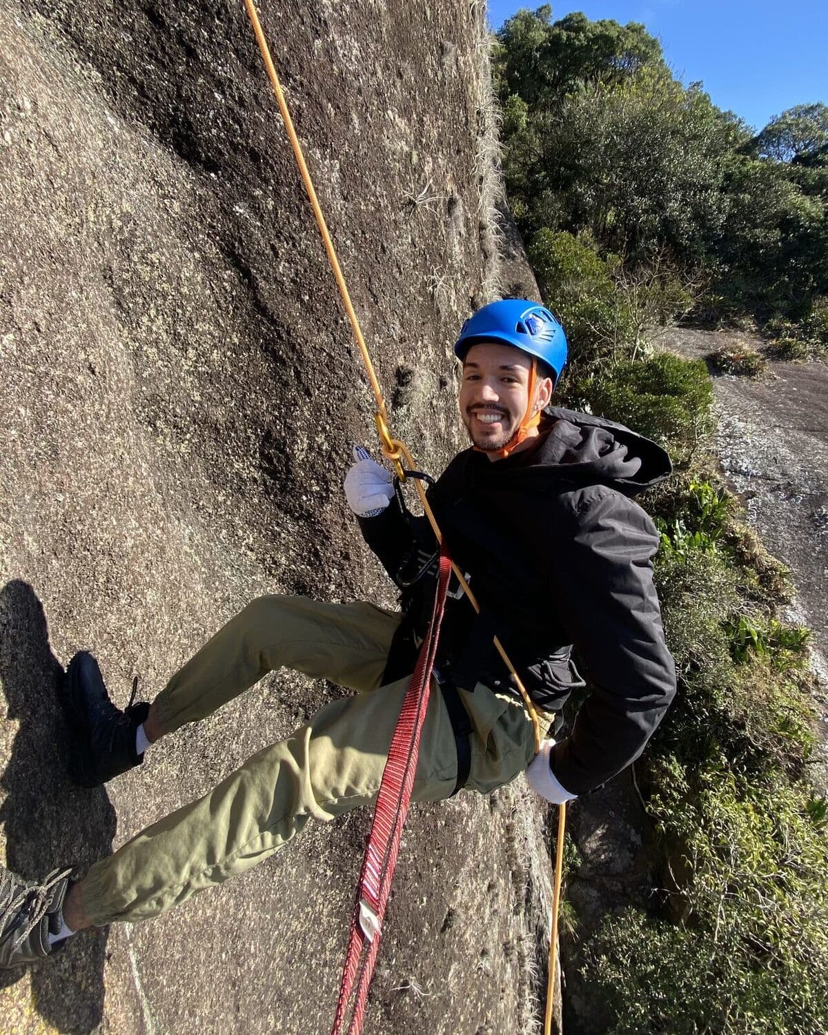 Pratico muay thai, escalada, corrida e trilha, sempre em busca de uma nova aventura.
